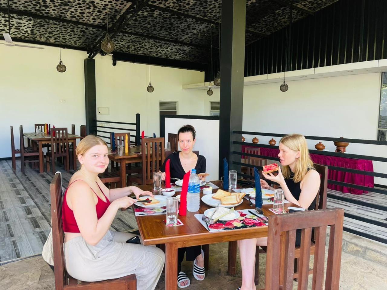 C B S Resort Udawalawe Eksteriør bilde